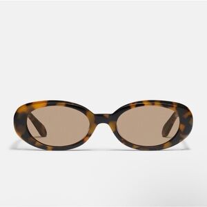 QUAY FELT CUTE Tortoise Shell Oval Sunglasses Pebble
Tortoise Frame / Tan Lens